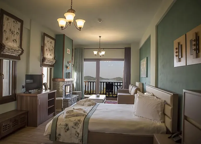 Pandion Luxury Boutique & With