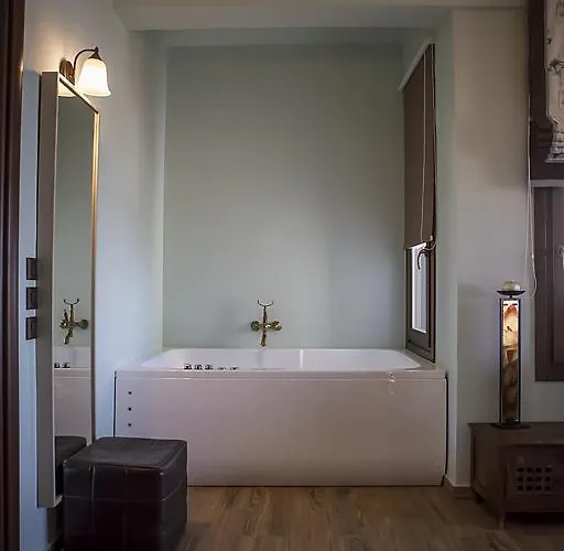 Pandion Luxury Boutique & With